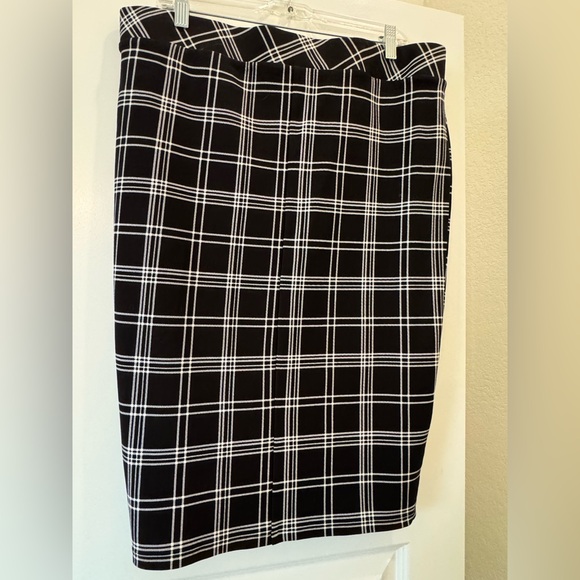 Torrid Black and White Plaid Skirt - Picture 2 of 7